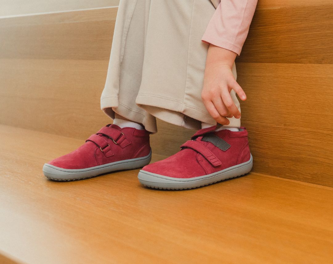Chaussures enfants barefoot Be Lenka Play - Raspberry Pink.
  les chaussures barefoot imitent parfaitement la marche pieds nus, exactement comme la nature l'a conçu  semelle cousue pour une durée de vie plus longue des chaussures  la semelle KidsComfort garantit une parfaite stabilité grâce à ses saillies  collier en cuir sur le talon pour plus de confort et de durabilité  doublure textile agréable au toucher   élégant logo Be Lenka gravé
Avantages des chaussures barefoot :
   semelle ultra flexible   zéro drop : talon et orteil au même niveau pour une bonne posture   pointe spacieuse pour vos orteils   des chaussures légères
Type de chaussures : chaussure de ville