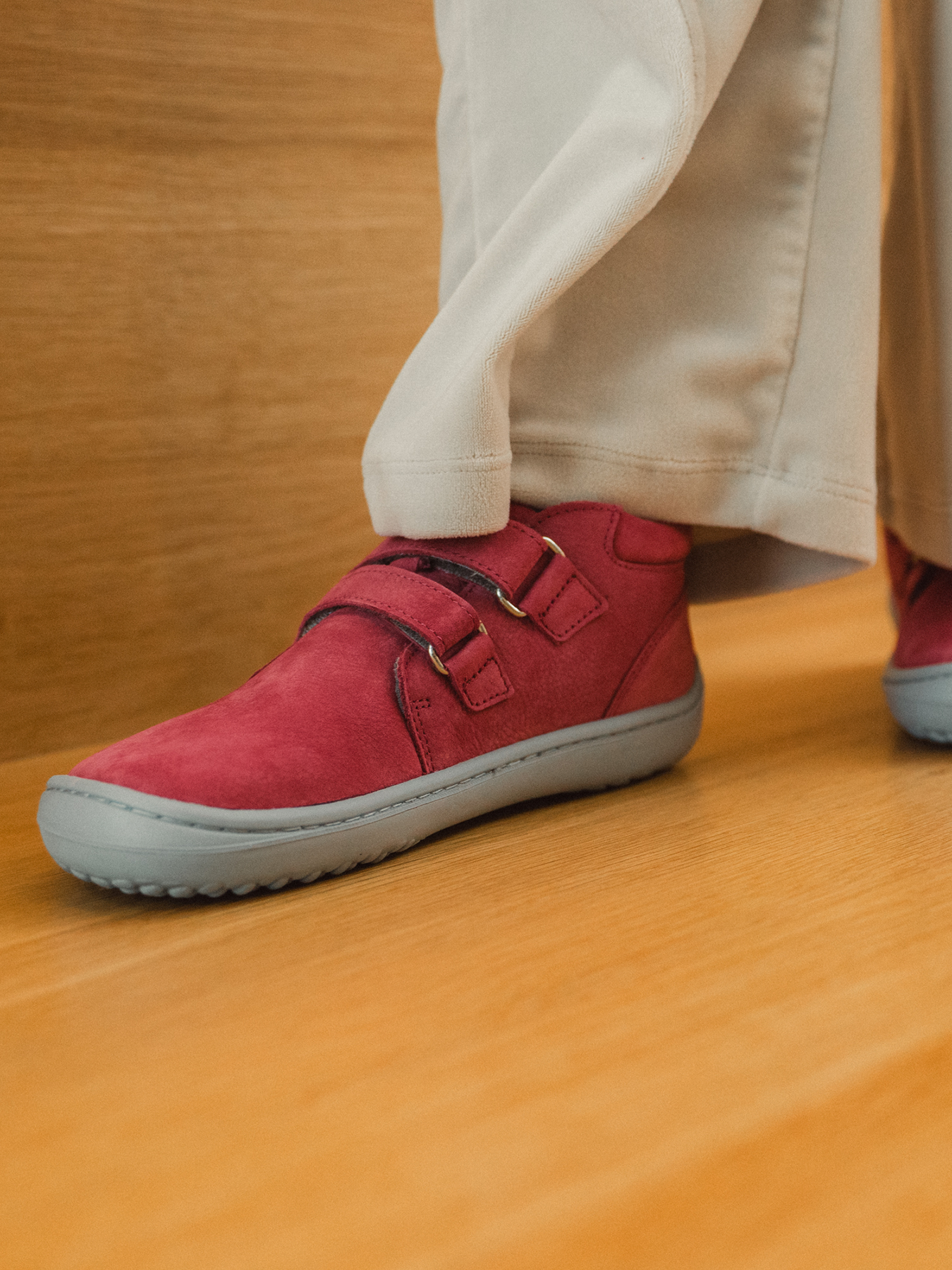 Chaussures enfants barefoot Be Lenka Play - Raspberry Pink.
  les chaussures barefoot imitent parfaitement la marche pieds nus, exactement comme la nature l'a conçu  semelle cousue pour une durée de vie plus longue des chaussures  la semelle KidsComfort garantit une parfaite stabilité grâce à ses saillies  collier en cuir sur le talon pour plus de confort et de durabilité  doublure textile agréable au toucher   élégant logo Be Lenka gravé
Avantages des chaussures barefoot :
   semelle ultra flexible   zéro drop : talon et orteil au même niveau pour une bonne posture   pointe spacieuse pour vos orteils   des chaussures légères
Type de chaussures : chaussure de ville