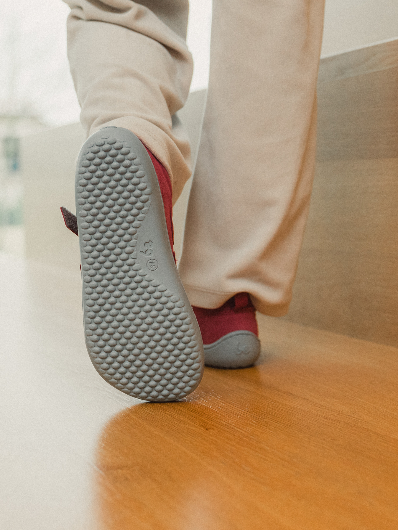 Chaussures enfants barefoot Be Lenka Play - Raspberry Pink.
  les chaussures barefoot imitent parfaitement la marche pieds nus, exactement comme la nature l'a conçu  semelle cousue pour une durée de vie plus longue des chaussures  la semelle KidsComfort garantit une parfaite stabilité grâce à ses saillies  collier en cuir sur le talon pour plus de confort et de durabilité  doublure textile agréable au toucher   élégant logo Be Lenka gravé
Avantages des chaussures barefoot :
   semelle ultra flexible   zéro drop : talon et orteil au même niveau pour une bonne posture   pointe spacieuse pour vos orteils   des chaussures légères
Type de chaussures : chaussure de ville