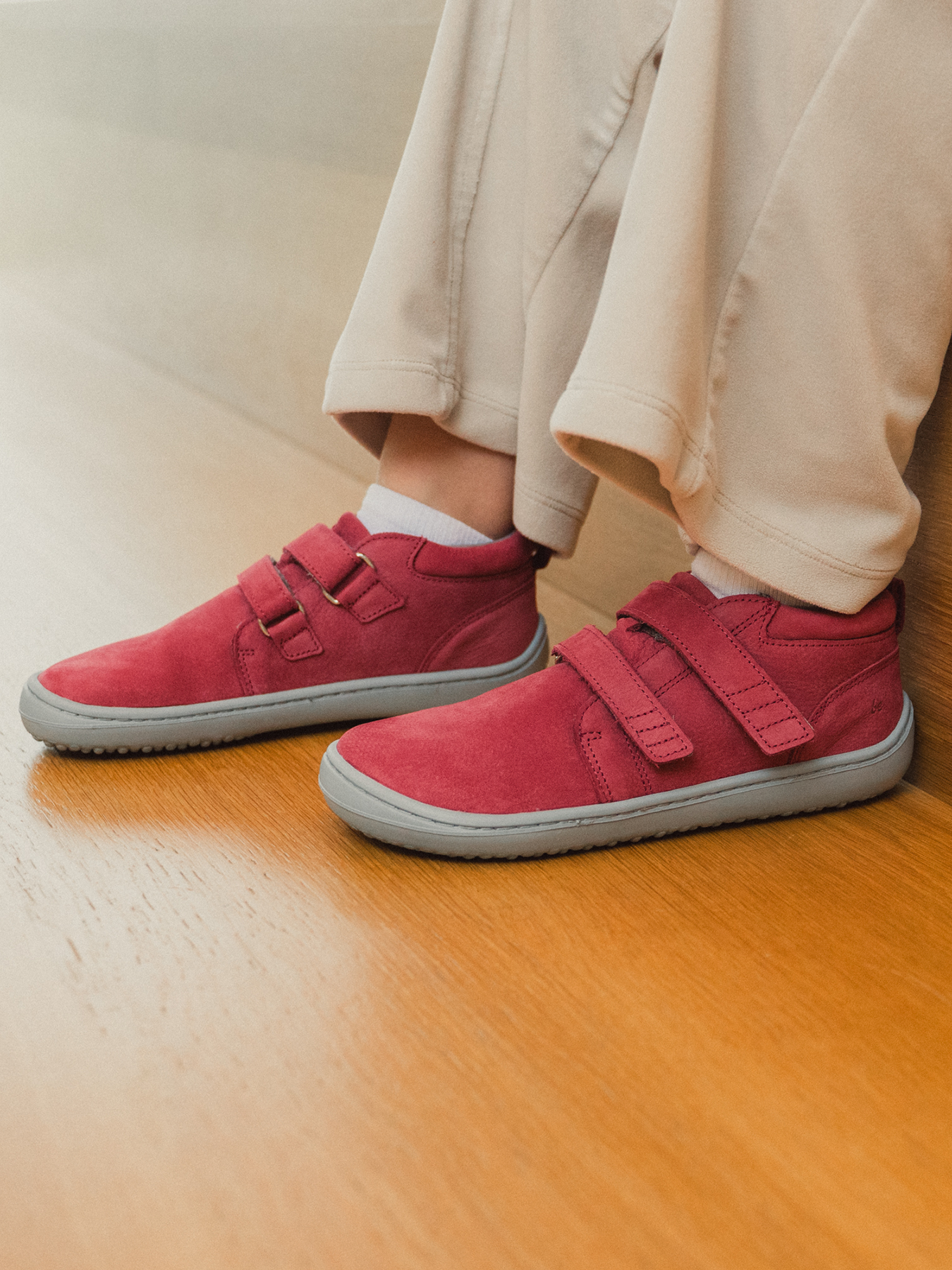 Chaussures enfants barefoot Be Lenka Play - Raspberry Pink.
  les chaussures barefoot imitent parfaitement la marche pieds nus, exactement comme la nature l'a conçu  semelle cousue pour une durée de vie plus longue des chaussures  la semelle KidsComfort garantit une parfaite stabilité grâce à ses saillies  collier en cuir sur le talon pour plus de confort et de durabilité  doublure textile agréable au toucher   élégant logo Be Lenka gravé
Avantages des chaussures barefoot :
   semelle ultra flexible   zéro drop : talon et orteil au même niveau pour une bonne posture   pointe spacieuse pour vos orteils   des chaussures légères
Type de chaussures : chaussure de ville