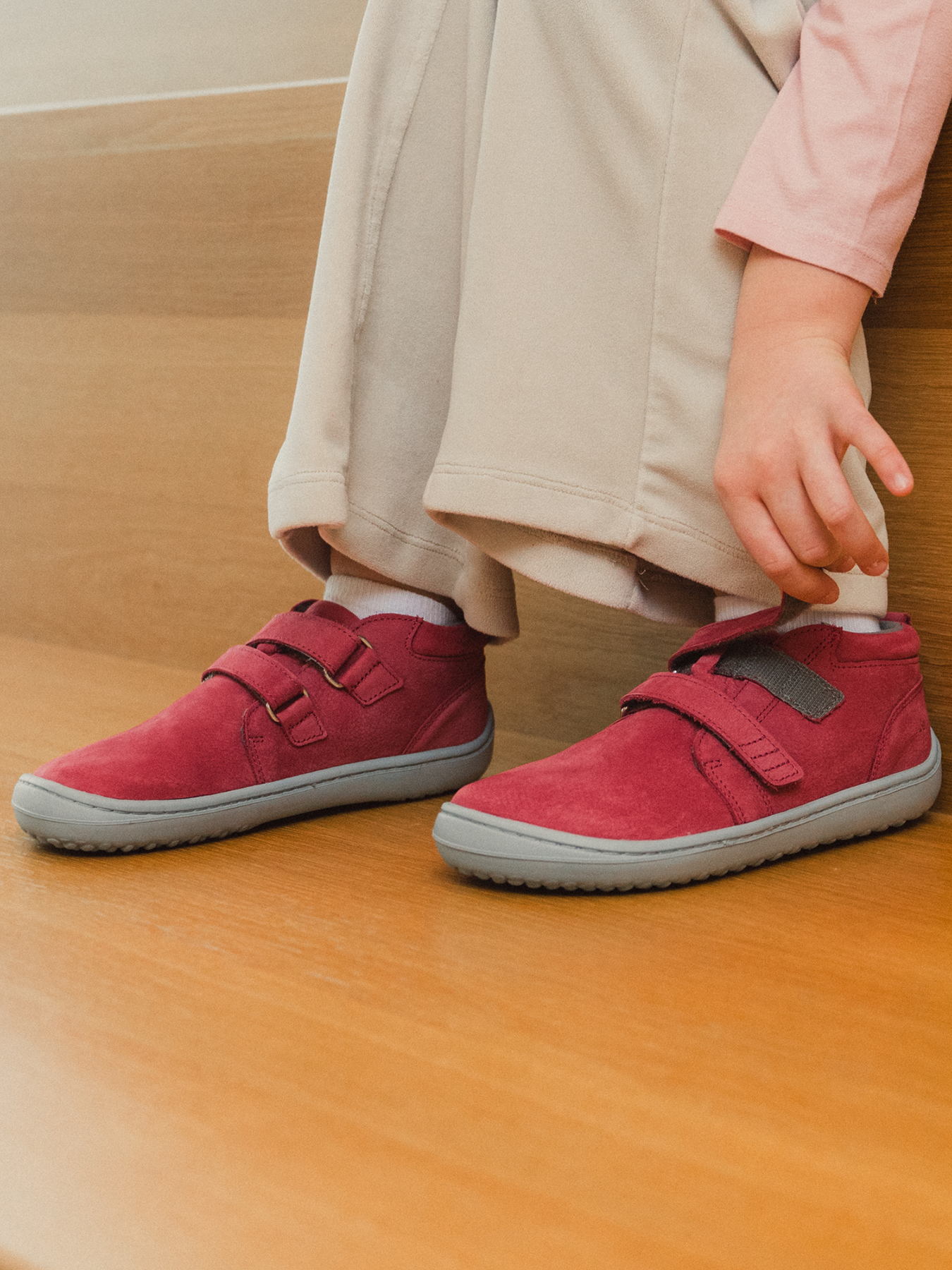 Chaussures enfants barefoot Be Lenka Play - Raspberry Pink.
  les chaussures barefoot imitent parfaitement la marche pieds nus, exactement comme la nature l'a conçu  semelle cousue pour une durée de vie plus longue des chaussures  la semelle KidsComfort garantit une parfaite stabilité grâce à ses saillies  collier en cuir sur le talon pour plus de confort et de durabilité  doublure textile agréable au toucher   élégant logo Be Lenka gravé
Avantages des chaussures barefoot :
   semelle ultra flexible   zéro drop : talon et orteil au même niveau pour une bonne posture   pointe spacieuse pour vos orteils   des chaussures légères
Type de chaussures : chaussure de ville