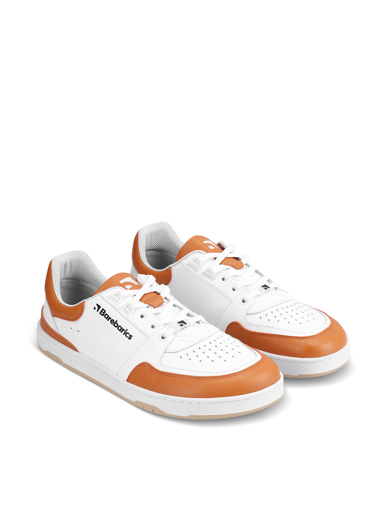 Barefoot Sneakers Barebarics Wave - White & Orange.
La tige est en cuir nappa lisse de haute qualité; C'est un matériau qui présente une excellente résistance à l'humidité et est facile à entretenirLa doublure est en tissu technique Dermdry Coolmax®, qui assure une évacuation continue de l'humidité; Ce type de doublure accélère le processus d'élimination et d'absorption de la transpiration, grâce auquel la peau reste sèche; En même temps, c'est un matériau doux, léger et respirant qui est utilisé dans la production de modèles de chaussures prestigieux et qui subit les tests de qualité technique les plus exigeants dans des laboratoires indépendantsLa semelle est en gomme synthétique souple à haute résistance à l'usure; La semelle Retro s'inspire de l'art et des sports de rue de la fin du XXe siècleLa semelle intérieure est amovible et composée de PU recyclé et de microfibres, qui aident à garder les pieds au sec et assurent une excellente respirabilité
Attributs barefoot
Forme anatomique - Les basket respectent la forme du pied; Elles créent suffisamment d’espace pour les orteils même en mouvement, les empêchant d’être pressés ou meurtris.Flexibilité des matériaux - La semelle flexible assure le mouvement nécessaire; Les pieds ne sont pas gênés et sont naturellement renforcés.Zero drop - Le talon et la pointe des baskets sont dans un même plan; Grâce à cela, la posture du corps et la correction globale du centre de gravité sont améliorées.Semelle adaptative - 4,5 mm d’épaisseur (sans saillies) stimule les terminaisons nerveuses; Elle renforcera l’équilibre, la sensibilité du terrain et protégera les pieds.Poids léger - Les baskets Barebarics sont légères et sans voûte plantaire, ce qui évite la fatigue des jambes et favorise le bon schéma de marche.
Plus d'information
chaussure de villedesign urbain moderneconçu et fabriqué à la main dans l'Union européenne, à partir de matériaux locaux durablesexcellente durabilité et solidité des couleurs des matériauxTechnologie Dermodry Coolmax® pour une élimination continue de l’humiditédisponible en nombre : 36 - 47 (selon mesure européenne)EAN/SKU : %eanorsku%