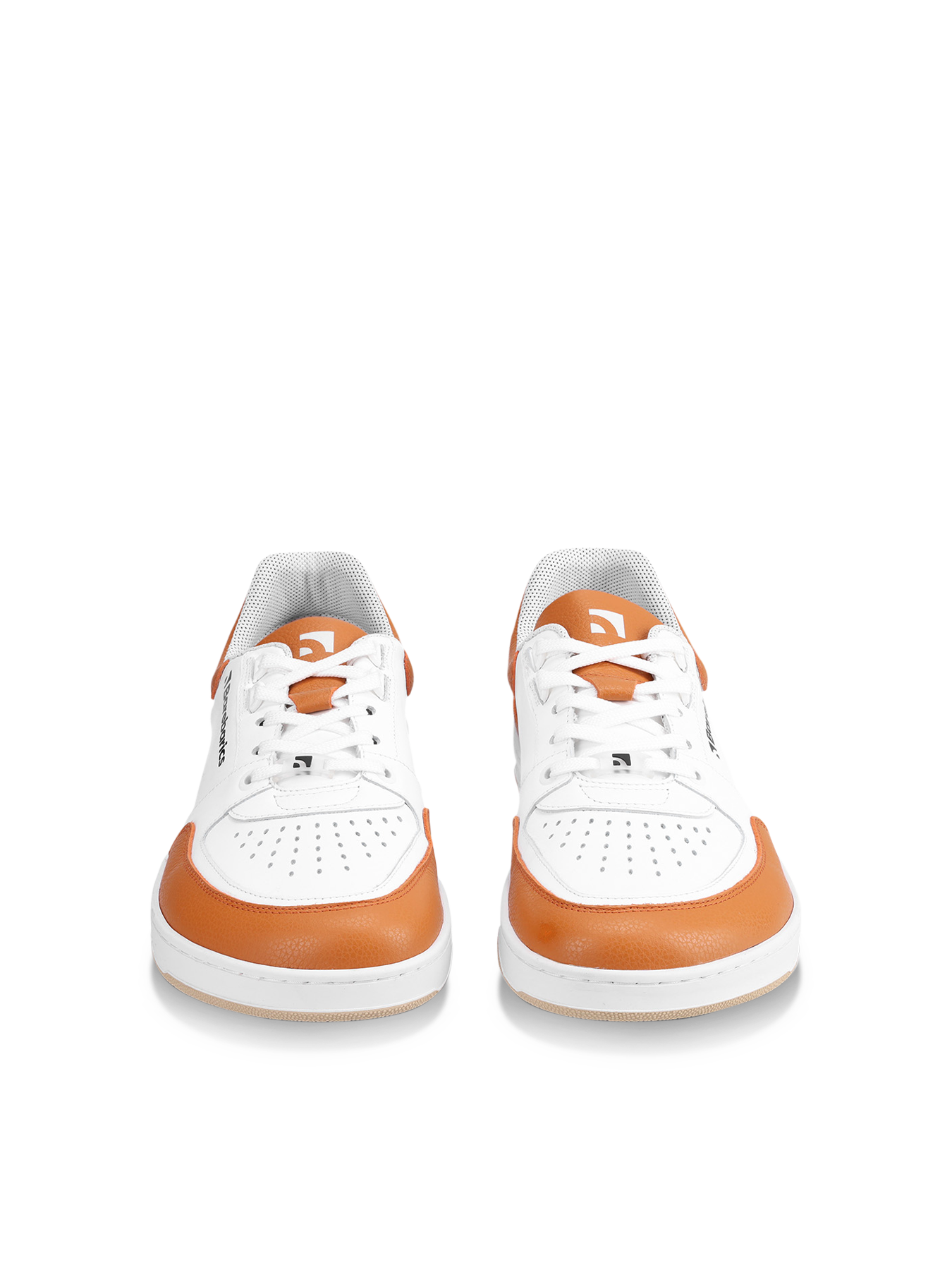 Barefoot Sneakers Barebarics Wave - White & Orange.
La tige est en cuir nappa lisse de haute qualité; C'est un matériau qui présente une excellente résistance à l'humidité et est facile à entretenirLa doublure est en tissu technique Dermdry Coolmax®, qui assure une évacuation continue de l'humidité; Ce type de doublure accélère le processus d'élimination et d'absorption de la transpiration, grâce auquel la peau reste sèche; En même temps, c'est un matériau doux, léger et respirant qui est utilisé dans la production de modèles de chaussures prestigieux et qui subit les tests de qualité technique les plus exigeants dans des laboratoires indépendantsLa semelle est en gomme synthétique souple à haute résistance à l'usure; La semelle Retro s'inspire de l'art et des sports de rue de la fin du XXe siècleLa semelle intérieure est amovible et composée de PU recyclé et de microfibres, qui aident à garder les pieds au sec et assurent une excellente respirabilité
Attributs barefoot
Forme anatomique - Les basket respectent la forme du pied; Elles créent suffisamment d’espace pour les orteils même en mouvement, les empêchant d’être pressés ou meurtris.Flexibilité des matériaux - La semelle flexible assure le mouvement nécessaire; Les pieds ne sont pas gênés et sont naturellement renforcés.Zero drop - Le talon et la pointe des baskets sont dans un même plan; Grâce à cela, la posture du corps et la correction globale du centre de gravité sont améliorées.Semelle adaptative - 4,5 mm d’épaisseur (sans saillies) stimule les terminaisons nerveuses; Elle renforcera l’équilibre, la sensibilité du terrain et protégera les pieds.Poids léger - Les baskets Barebarics sont légères et sans voûte plantaire, ce qui évite la fatigue des jambes et favorise le bon schéma de marche.
Plus d'information
chaussure de villedesign urbain moderneconçu et fabriqué à la main dans l'Union européenne, à partir de matériaux locaux durablesexcellente durabilité et solidité des couleurs des matériauxTechnologie Dermodry Coolmax® pour une élimination continue de l’humiditédisponible en nombre : 36 - 47 (selon mesure européenne)EAN/SKU : %eanorsku%
