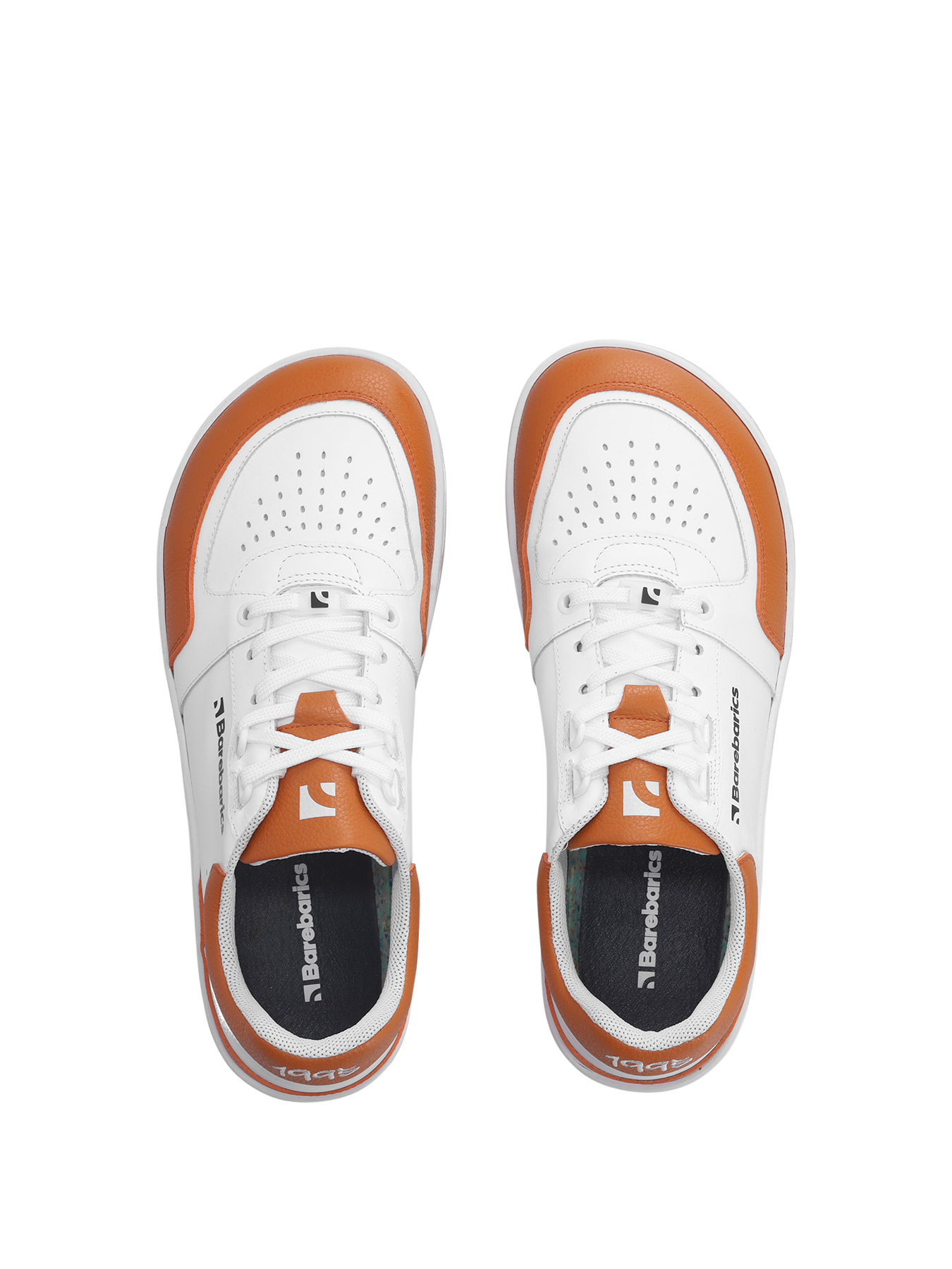 Barefoot Sneakers Barebarics Wave - White & Orange.
La tige est en cuir nappa lisse de haute qualité; C'est un matériau qui présente une excellente résistance à l'humidité et est facile à entretenirLa doublure est en tissu technique Dermdry Coolmax®, qui assure une évacuation continue de l'humidité; Ce type de doublure accélère le processus d'élimination et d'absorption de la transpiration, grâce auquel la peau reste sèche; En même temps, c'est un matériau doux, léger et respirant qui est utilisé dans la production de modèles de chaussures prestigieux et qui subit les tests de qualité technique les plus exigeants dans des laboratoires indépendantsLa semelle est en gomme synthétique souple à haute résistance à l'usure; La semelle Retro s'inspire de l'art et des sports de rue de la fin du XXe siècleLa semelle intérieure est amovible et composée de PU recyclé et de microfibres, qui aident à garder les pieds au sec et assurent une excellente respirabilité
Attributs barefoot
Forme anatomique - Les basket respectent la forme du pied; Elles créent suffisamment d’espace pour les orteils même en mouvement, les empêchant d’être pressés ou meurtris.Flexibilité des matériaux - La semelle flexible assure le mouvement nécessaire; Les pieds ne sont pas gênés et sont naturellement renforcés.Zero drop - Le talon et la pointe des baskets sont dans un même plan; Grâce à cela, la posture du corps et la correction globale du centre de gravité sont améliorées.Semelle adaptative - 4,5 mm d’épaisseur (sans saillies) stimule les terminaisons nerveuses; Elle renforcera l’équilibre, la sensibilité du terrain et protégera les pieds.Poids léger - Les baskets Barebarics sont légères et sans voûte plantaire, ce qui évite la fatigue des jambes et favorise le bon schéma de marche.
Plus d'information
chaussure de villedesign urbain moderneconçu et fabriqué à la main dans l'Union européenne, à partir de matériaux locaux durablesexcellente durabilité et solidité des couleurs des matériauxTechnologie Dermodry Coolmax® pour une élimination continue de l’humiditédisponible en nombre : 36 - 47 (selon mesure européenne)EAN/SKU : %eanorsku%