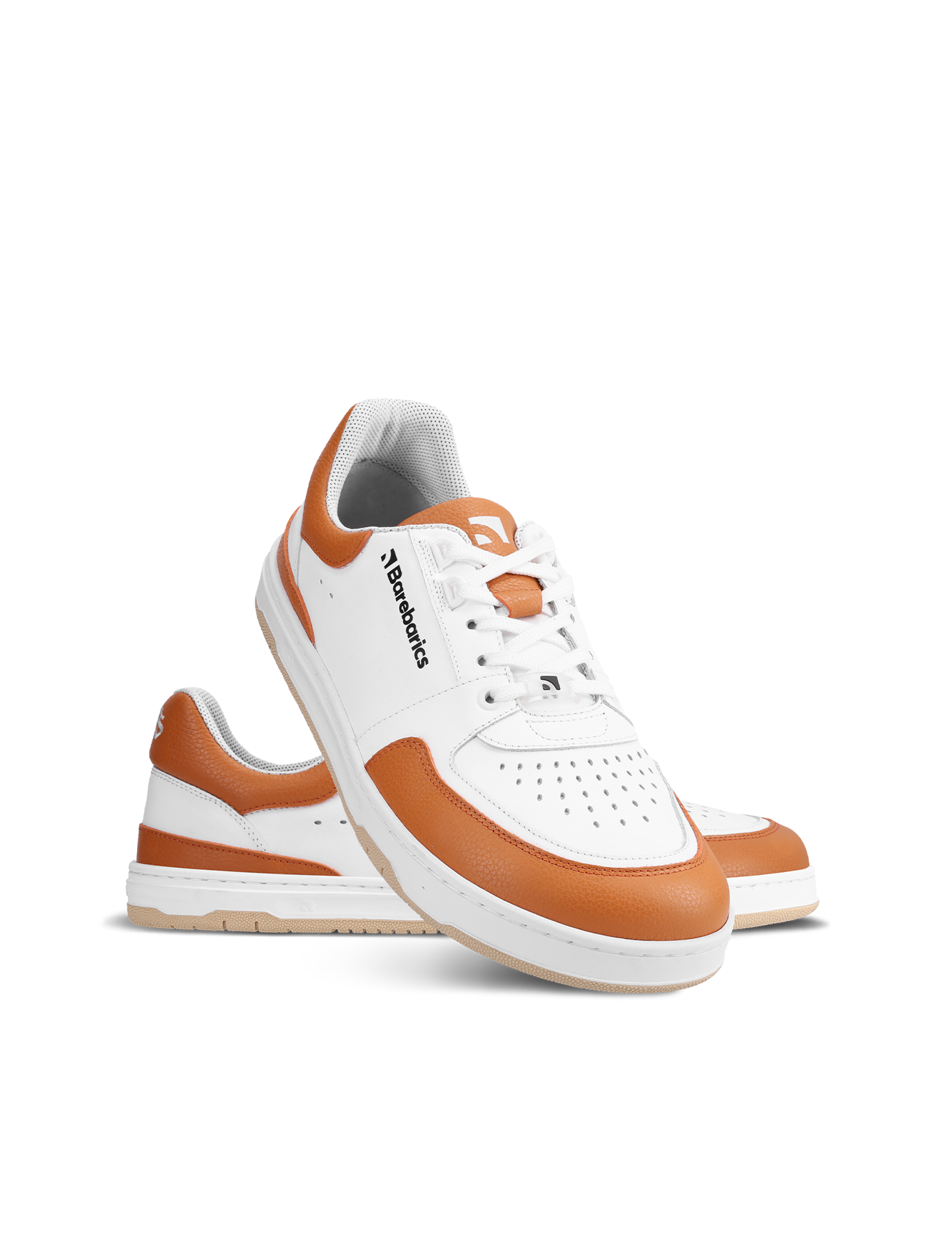 Barefoot Sneakers Barebarics Wave - White & Orange.
La tige est en cuir nappa lisse de haute qualité; C'est un matériau qui présente une excellente résistance à l'humidité et est facile à entretenirLa doublure est en tissu technique Dermdry Coolmax®, qui assure une évacuation continue de l'humidité; Ce type de doublure accélère le processus d'élimination et d'absorption de la transpiration, grâce auquel la peau reste sèche; En même temps, c'est un matériau doux, léger et respirant qui est utilisé dans la production de modèles de chaussures prestigieux et qui subit les tests de qualité technique les plus exigeants dans des laboratoires indépendantsLa semelle est en gomme synthétique souple à haute résistance à l'usure; La semelle Retro s'inspire de l'art et des sports de rue de la fin du XXe siècleLa semelle intérieure est amovible et composée de PU recyclé et de microfibres, qui aident à garder les pieds au sec et assurent une excellente respirabilité
Attributs barefoot
Forme anatomique - Les basket respectent la forme du pied; Elles créent suffisamment d’espace pour les orteils même en mouvement, les empêchant d’être pressés ou meurtris.Flexibilité des matériaux - La semelle flexible assure le mouvement nécessaire; Les pieds ne sont pas gênés et sont naturellement renforcés.Zero drop - Le talon et la pointe des baskets sont dans un même plan; Grâce à cela, la posture du corps et la correction globale du centre de gravité sont améliorées.Semelle adaptative - 4,5 mm d’épaisseur (sans saillies) stimule les terminaisons nerveuses; Elle renforcera l’équilibre, la sensibilité du terrain et protégera les pieds.Poids léger - Les baskets Barebarics sont légères et sans voûte plantaire, ce qui évite la fatigue des jambes et favorise le bon schéma de marche.
Plus d'information
chaussure de villedesign urbain moderneconçu et fabriqué à la main dans l'Union européenne, à partir de matériaux locaux durablesexcellente durabilité et solidité des couleurs des matériauxTechnologie Dermodry Coolmax® pour une élimination continue de l’humiditédisponible en nombre : 36 - 47 (selon mesure européenne)EAN/SKU : %eanorsku%