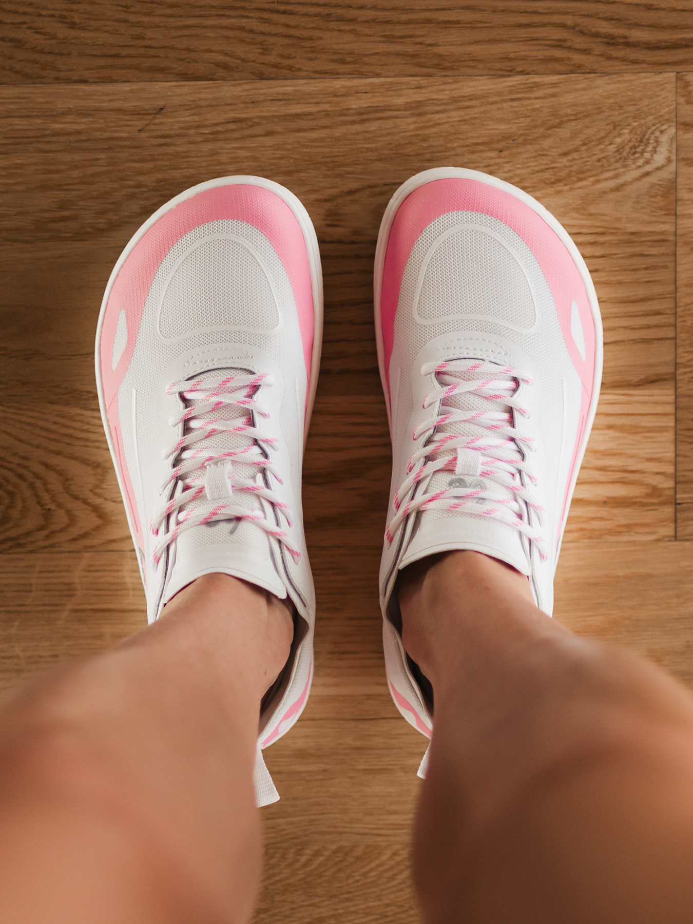 Barefoot baskets Be Lenka Velocity - Light Pink.




des chaussures extrêmement légères pour tous les amateurs de mouvementsemelle ActiveGrip Neo cousue pour une durée de vie plus longue de la chaussureélégant logo Be Lenka 3D sur le dessus de la chaussureune boucle pratique, grâce à laquelle vous pourrez facilement attacher ce modèle à un sac à dosdoublure douce et agréable au touchersemelle intérieure antibactérienne qui évacue bien l'humiditéles chaussures ne sont pas destinées à des activités sportives intensives, par ex.

Avantages des chaussures barefoot:
elles imitent parfaitement la marche pieds nusla forme anatomique de la chaussure offre un espace généreux pour les orteilsle zero drop de la semelle maintient le talon et la pointe dans le même plan pour une bonne postureune semelle stimulante d'une épaisseur de 5 mm active les terminaisons nerveuses du pieddes matériaux flexibles assurent une meilleure fonctionnalité des muscles et tendons du piedla légèreté des chaussures comme prévention contre la fatigue des pieds
Type: chaussure de ville