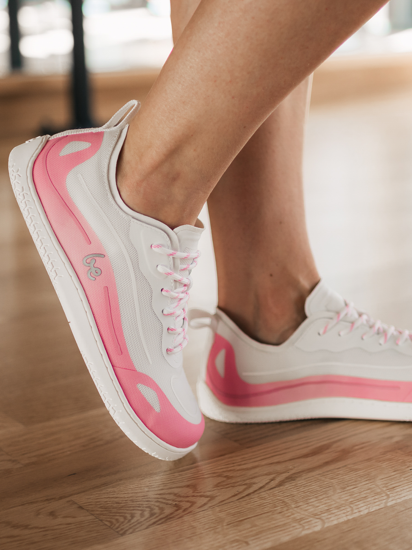 Barefoot baskets Be Lenka Velocity - Light Pink.




des chaussures extrêmement légères pour tous les amateurs de mouvementsemelle ActiveGrip Neo cousue pour une durée de vie plus longue de la chaussureélégant logo Be Lenka 3D sur le dessus de la chaussureune boucle pratique, grâce à laquelle vous pourrez facilement attacher ce modèle à un sac à dosdoublure douce et agréable au touchersemelle intérieure antibactérienne qui évacue bien l'humiditéles chaussures ne sont pas destinées à des activités sportives intensives, par ex.

Avantages des chaussures barefoot:
elles imitent parfaitement la marche pieds nusla forme anatomique de la chaussure offre un espace généreux pour les orteilsle zero drop de la semelle maintient le talon et la pointe dans le même plan pour une bonne postureune semelle stimulante d'une épaisseur de 5 mm active les terminaisons nerveuses du pieddes matériaux flexibles assurent une meilleure fonctionnalité des muscles et tendons du piedla légèreté des chaussures comme prévention contre la fatigue des pieds
Type: chaussure de ville