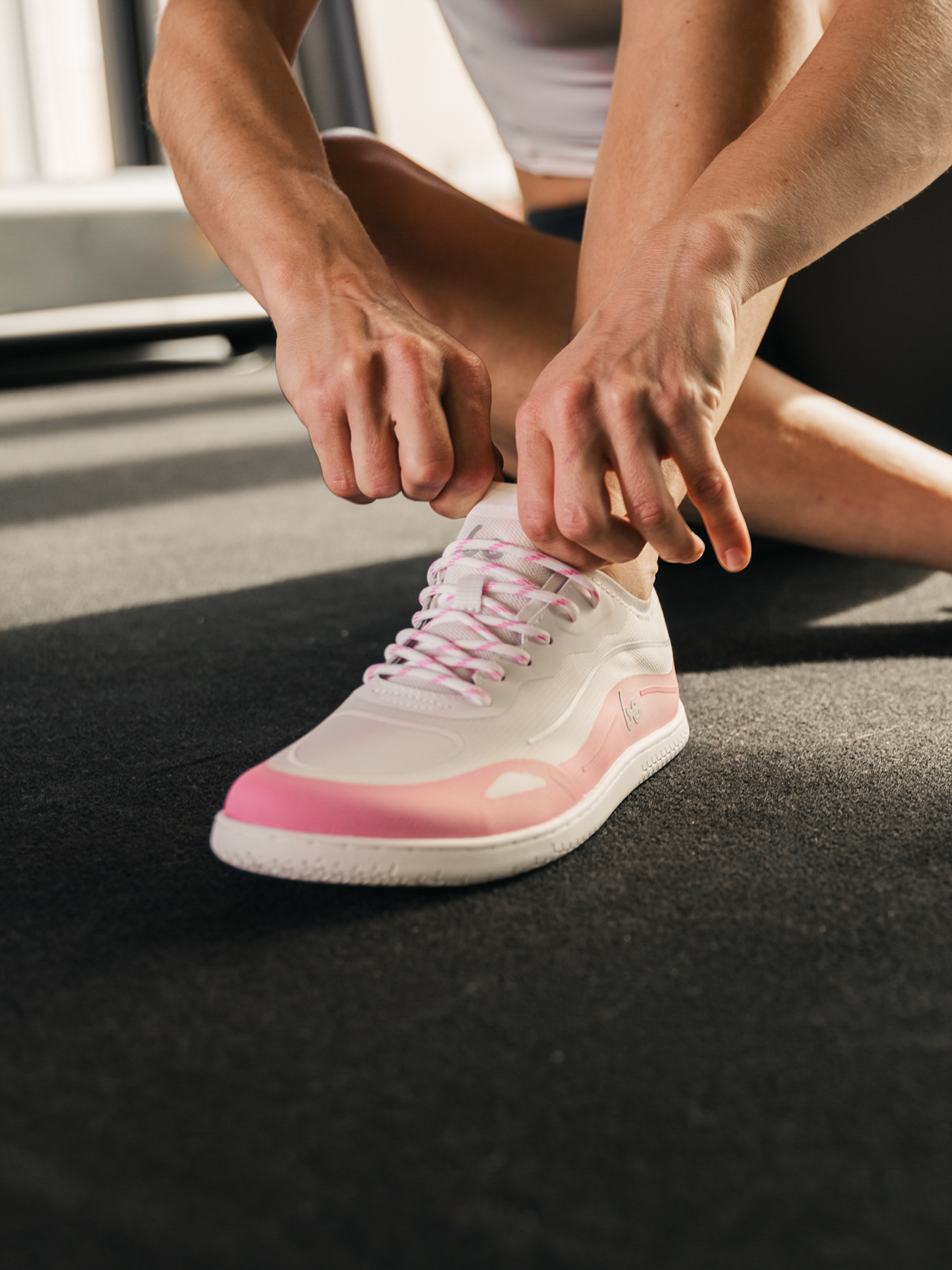 Barefoot baskets Be Lenka Velocity - Light Pink.




des chaussures extrêmement légères pour tous les amateurs de mouvementsemelle ActiveGrip Neo cousue pour une durée de vie plus longue de la chaussureélégant logo Be Lenka 3D sur le dessus de la chaussureune boucle pratique, grâce à laquelle vous pourrez facilement attacher ce modèle à un sac à dosdoublure douce et agréable au touchersemelle intérieure antibactérienne qui évacue bien l'humiditéles chaussures ne sont pas destinées à des activités sportives intensives, par ex.

Avantages des chaussures barefoot:
elles imitent parfaitement la marche pieds nusla forme anatomique de la chaussure offre un espace généreux pour les orteilsle zero drop de la semelle maintient le talon et la pointe dans le même plan pour une bonne postureune semelle stimulante d'une épaisseur de 5 mm active les terminaisons nerveuses du pieddes matériaux flexibles assurent une meilleure fonctionnalité des muscles et tendons du piedla légèreté des chaussures comme prévention contre la fatigue des pieds
Type: chaussure de ville